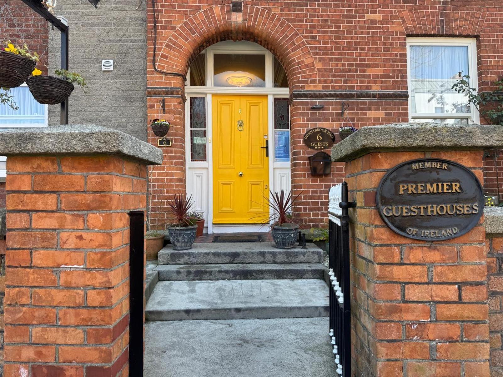 Donnybrook Hall Дублин Экстерьер фото